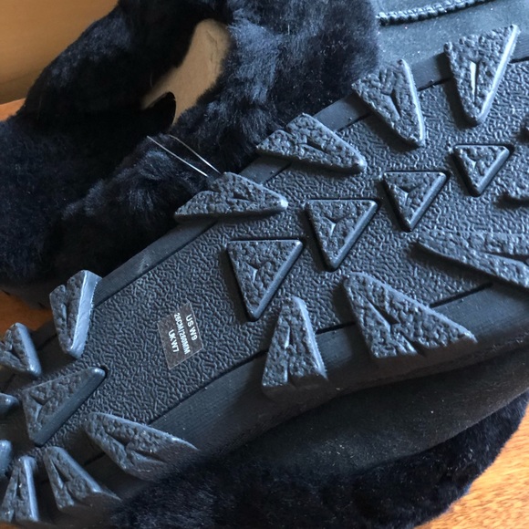 NWT Warm faux fur black slippers, size US 9 - Picture 3 of 3